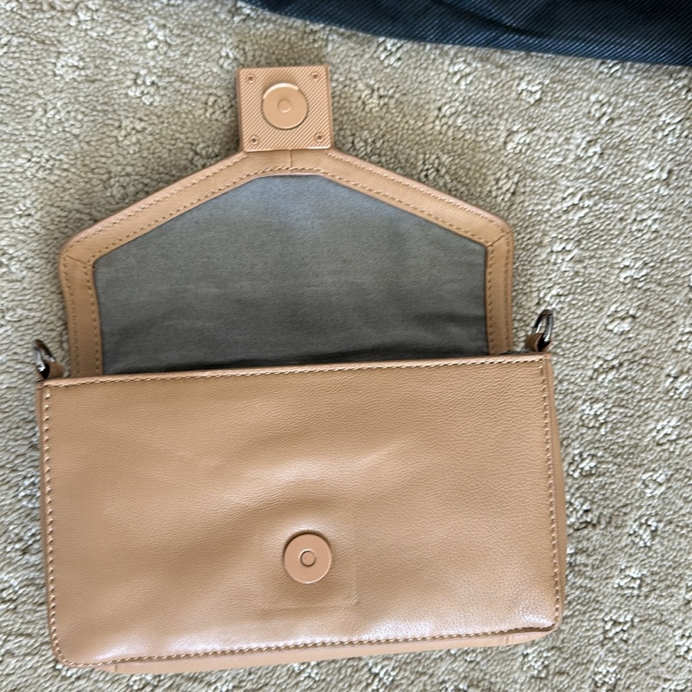 🤎 The perfect nude clutch that can also be a Crossbody bag. - Picture 4 of 5